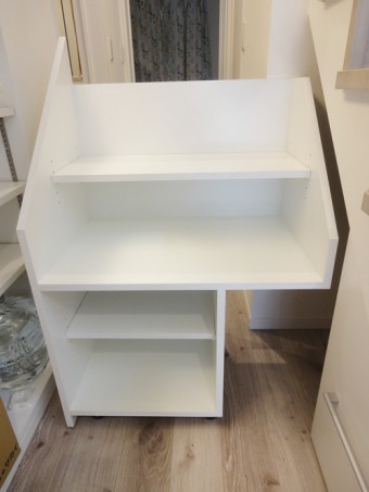 階段下のスペースを有効活用して収納を造作